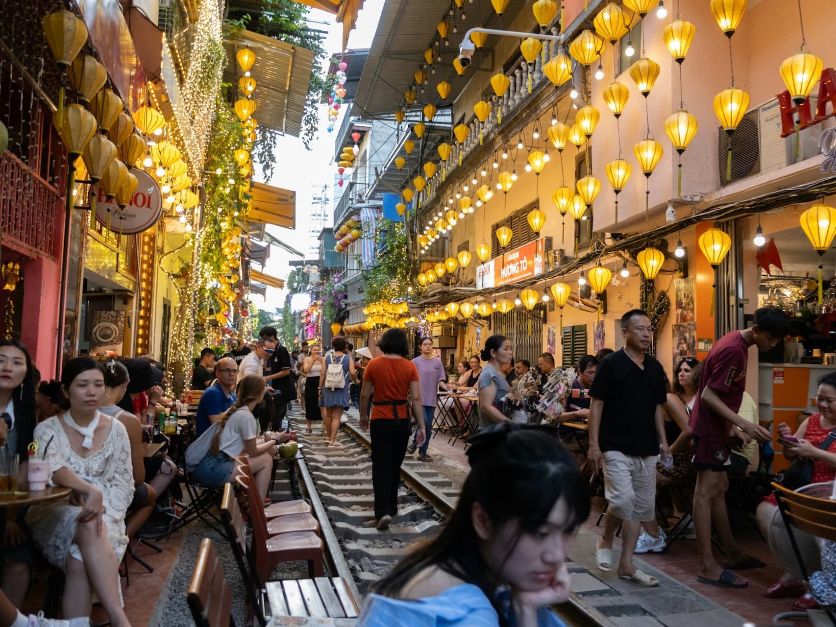 Hanoi street food by night