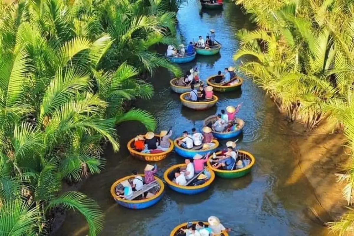 Old town lanes and waterways of Hoi An, central Vietnam, photo 3