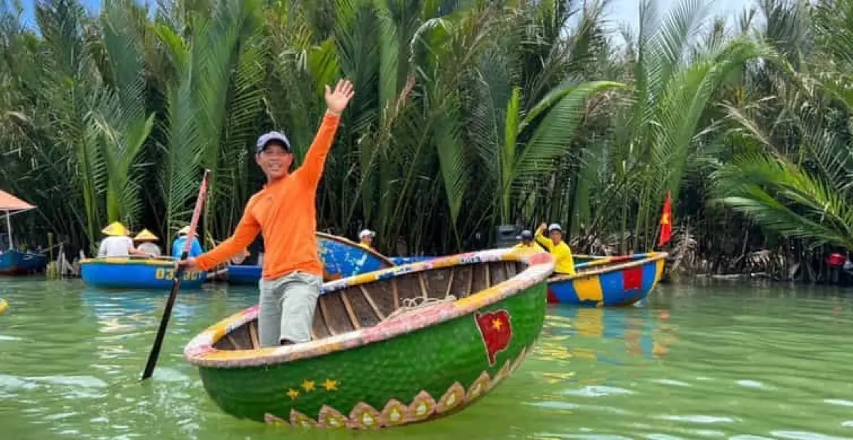 Old town lanes and waterways of Hoi An, central Vietnam, photo 4
