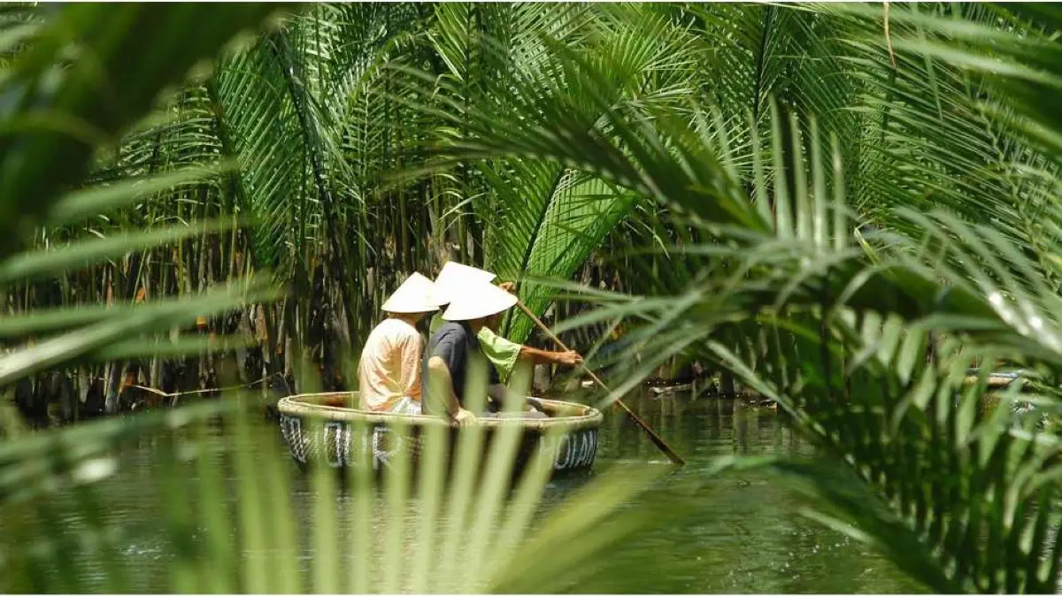 Old town lanes and waterways of Hoi An, central Vietnam, photo 5