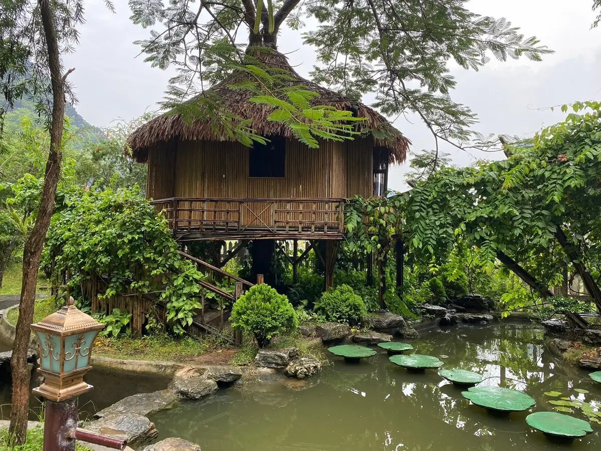 Limestone karst and river scenery in Ninh Binh, northern Vietnam, photo 1