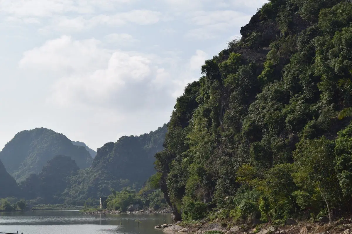 Limestone karst and river scenery in Ninh Binh, northern Vietnam, photo 3