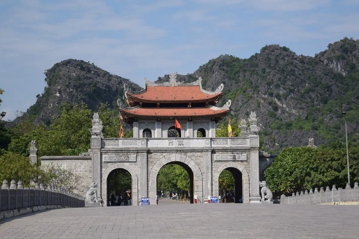 Limestone karst and river scenery in Ninh Binh, northern Vietnam, photo 4