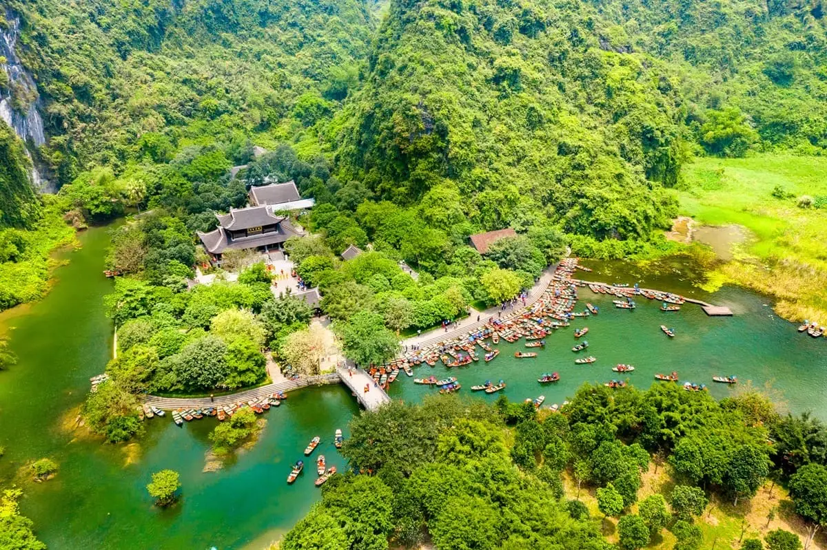 Limestone karst and river scenery in Ninh Binh, northern Vietnam, photo 1