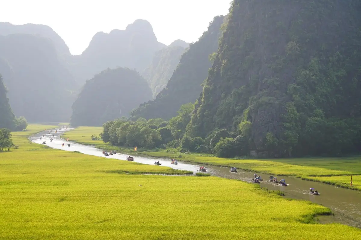 Limestone karst and river scenery in Ninh Binh, northern Vietnam, photo 3