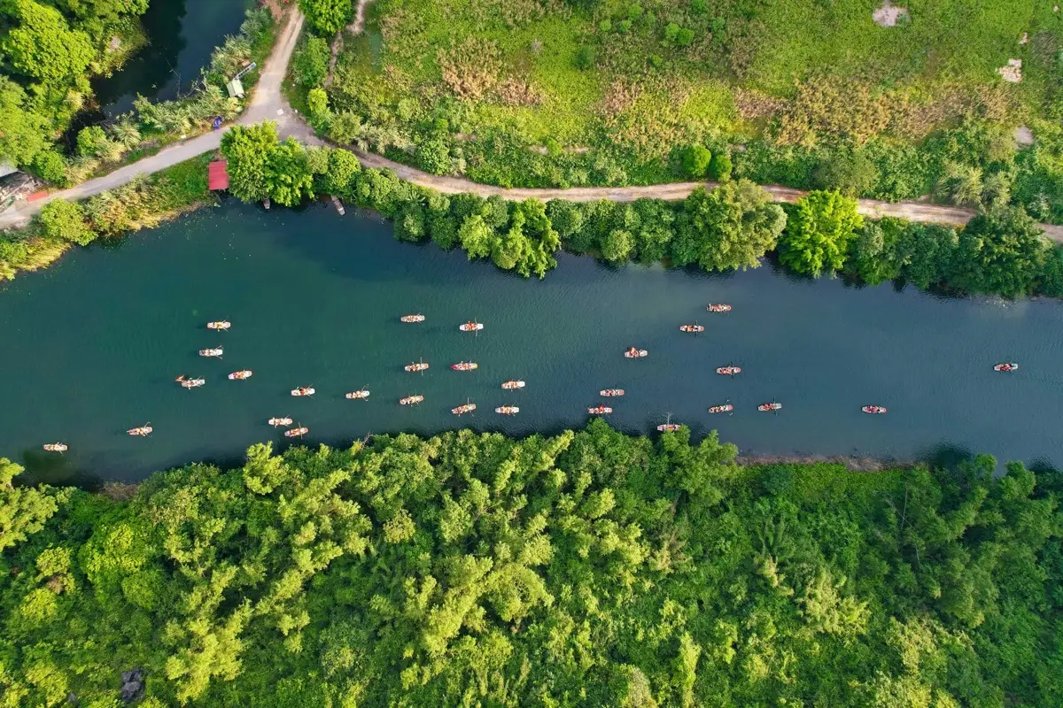 Limestone karst and river scenery in Ninh Binh, northern Vietnam, photo 4