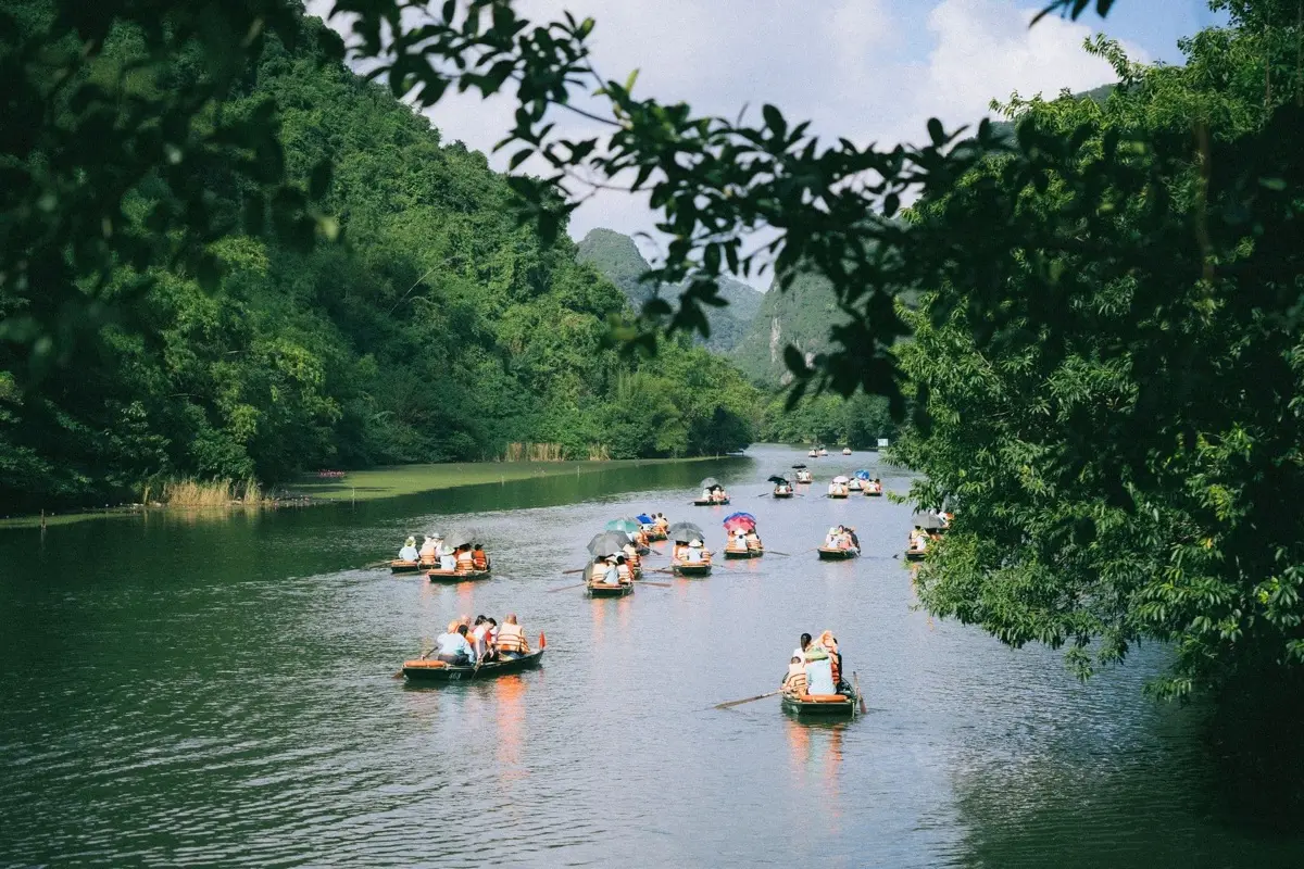 Limestone karst and river scenery in Ninh Binh, northern Vietnam, photo 5