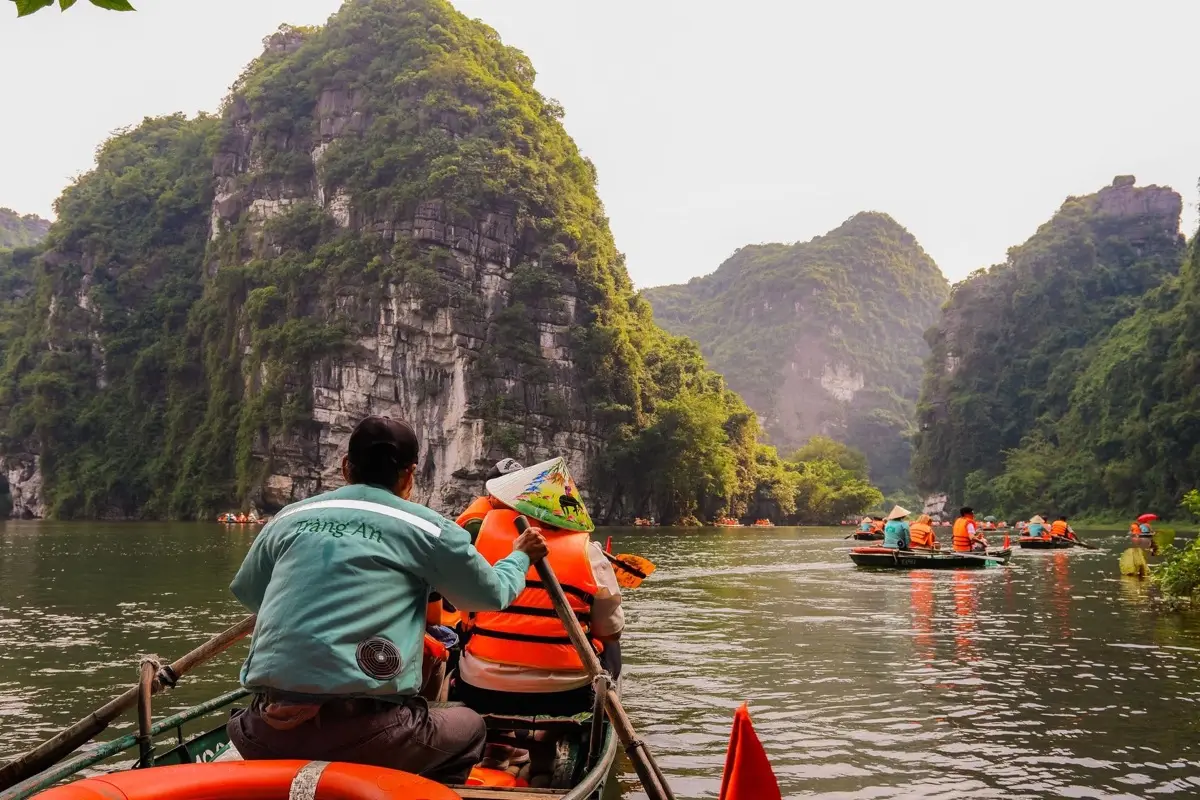 Limestone karst and river scenery in Ninh Binh, northern Vietnam, photo 1